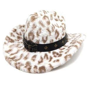 Détail du chapeau de cowboy léopard avec boucle tête de taureau et bande cloutée