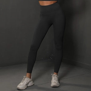 Détail de leggings de yoga noirs sans couture à taille haute montrant la ceinture gainante