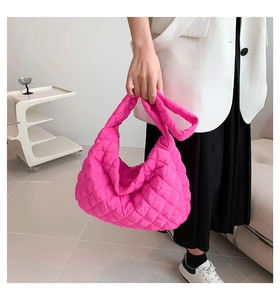 Dettaglio della borsa imbottita rosa acceso con trama trapuntata e finitura in nylon