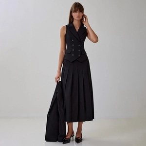 Ensemble chic avec gilet sans manches à double boutonnage et jupe midi plissée noire