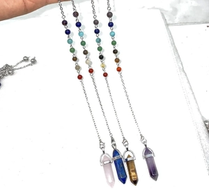 Set van vier kristallen zeshoekige hangers met zeven chakra-stenen aan zilveren kettingen