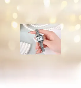 Détail d'une montre carrée en métal argenté avec cadran blanc et chiffres romains
