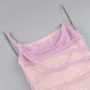 Détail de la robe à paillettes avec bretelles en strass et col drapé violet
