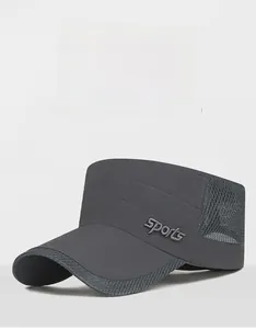 Détail d'une casquette de sport grise avec broderie 3D et empiècement en maille