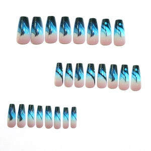 Blaue Verlauf Flammen Ballett Fake Nails mit schwarzem Tintentropfen Sternmuster