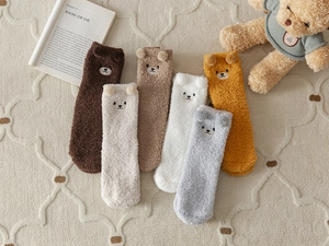 Set di sei paia di calze spesse in pile di corallo a forma di orso in vari colori