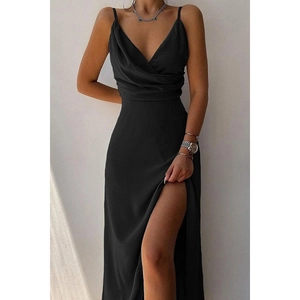 Robe longue noire élégante à décolleté en V plongeant et fente latérale haute satinée