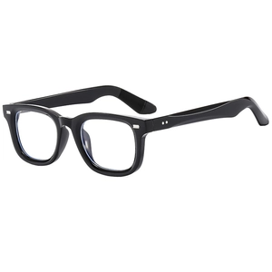 Lunettes de soleil carrées noires classiques avec rivets métalliques et verres clairs