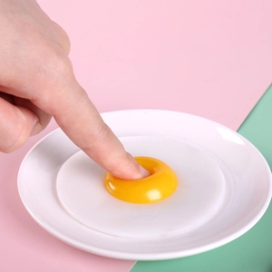 Giocattolo antistress a forma di uovo fritto in morbido TPR premuto da un dito