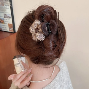 Pince à cheveux fleur en tricot marron sur l'arrière de la tête pour un look vintage