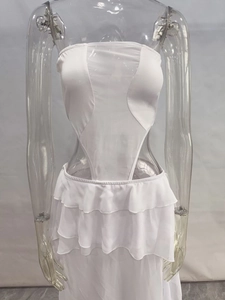 Détail d'une robe bustier blanche avec volants superposés et empiècements en voile