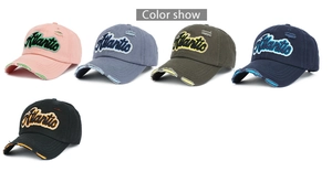 Détail des casquettes de baseball en jean délavé rose avec trous vintage et broderies