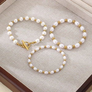 Tre eleganti braccialetti di perle d'acqua dolce con chiusura OT in acciaio dorato 18K