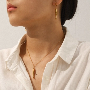 Ensemble collier et boucles d'oreilles carpe koï plaqué or 18k porté par un mannequin