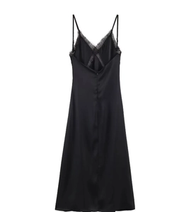 Vue détaillée d'une robe en satin noir avec dentelle fine et texture soyeuse