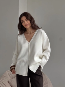 Gilet en maille blanche élégant avec col en V, coupe ample et texture raffinée pour l'automne