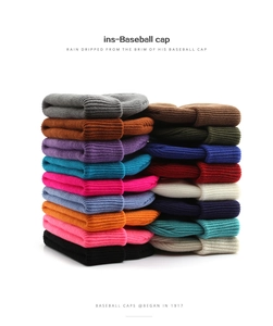 Detailansicht gestrickter Beanies in einem lebhaften Spektrum von achtzehn Farben