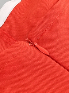 Detail eines roten Verbandkleides mit dickem Strickstoff und verdecktem Reißverschluss