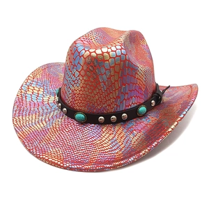 Dettaglio di cappello da cowboy colorato con trama a scaglie e borchie turchesi
