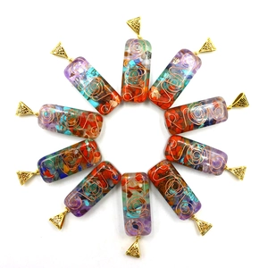 Vue macro de 10 pendentifs Orgone rectangulaires avec cristaux colorés et spirales de cuivre