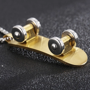 Gros plan détaillé d'un pendentif skate doré avec roues argentées sur fond noir texturé