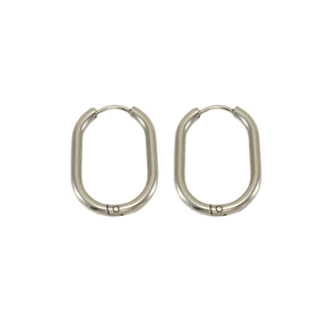 Paire de boucles d'oreilles ovales en acier inoxydable argenté sur fond blanc brillant