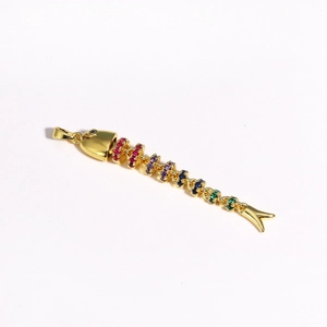 Pendentif carpe koi articulé en cuivre plaqué or avec des pierres précieuses colorées