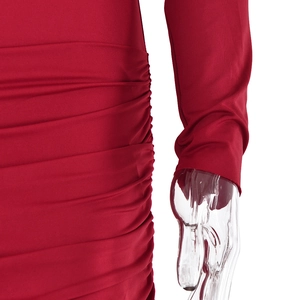 Détail des fronces à la taille et aux poignets d'une robe rouge à manches longues