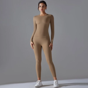 Détail d'un ensemble de yoga extensible marron clair avec haut à manches longues