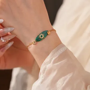 Bracelet chaîne dorée vintage en acier inoxydable avec charm motif soleil vert
