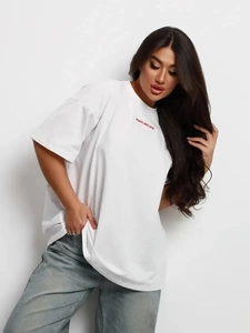 Λευκό oversized βαμβακερό T-shirt με κόκκινο τύπωμα Peace and Love και γκρι τζιν