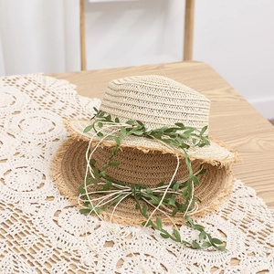 Cappello di paglia a testa piatta in rafia con decorazione a foglie verdi per la spiaggia