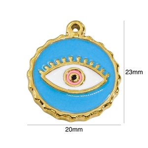 Detailansicht eines 23x20mm Goldanhängers mit blauem Emaille-Auge und Kristalleinlage