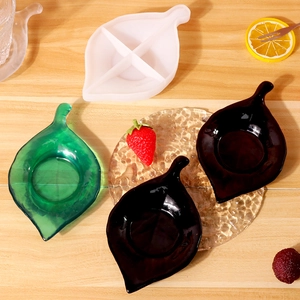 Détail du moule en silicone feuille et des plateaux en résine sur bois naturel