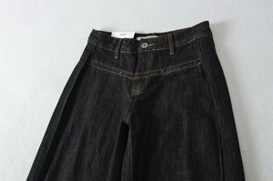 Dettaglio del girovita e delle cuciture su jeans in denim curvo blu indaco scuro