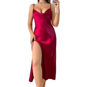 Nuisette élégante en satin rouge avec col bénitier et fente latérale haute chic