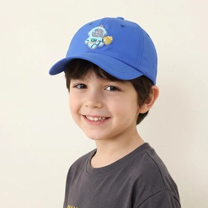 Dettaglio cappellino blu per bambini con ricamo astronauta e occhielli traspiranti