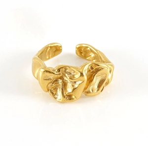 Détail de la texture dorée irrégulière sur la bague ouverte en acier inoxydable