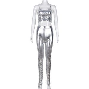 Detail von silbernem Metallic-Crop-Top und Plisseehose mit glänzend beschichtetem Stoff