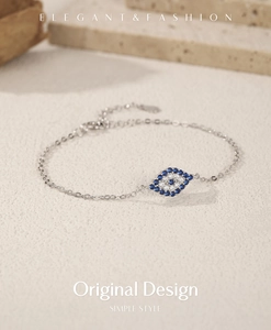 Vue macro du bracelet œil protecteur en argent S925 avec zircons bleus et blancs