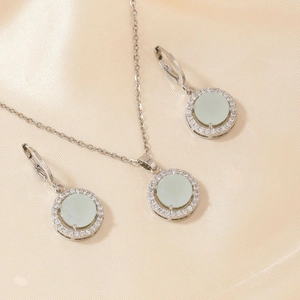 Elegantes silbernes Schmuckset mit hellgrünem Zirkon Anhänger Halskette und Ohrringen