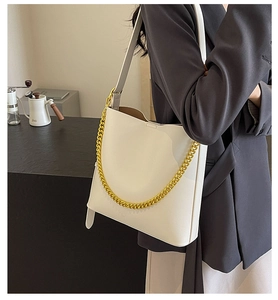Side view of a white large-capacity tote bag with chunky gold chain shoulder strap