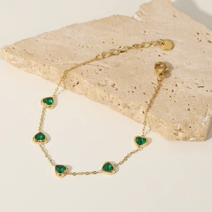 Bracelet en acier inoxydable doré 14K orné de cinq zircons verts en forme de cœur