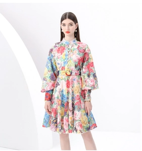 Détail du col en dentelle vintage et des boutons sur la robe courte à fleurs