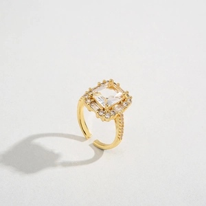 Bague dorée avec zircon carré et anneau ajustable orné de petits diamants pour femme