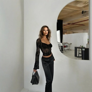 Haut sexy en dentelle noire à manches longues avec imprimé floral et décolleté en V
