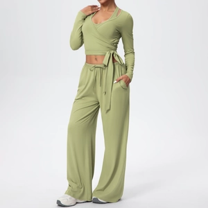 Détail de l'ensemble de yoga vert sauge avec haut cache-cœur à manches longues et pantalon
