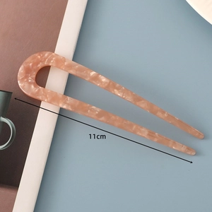 Dettaglio della forcina a U in acetato rosa marmorizzato con misura della lunghezza 11 cm