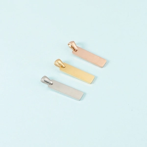 Makroaufnahme polierter Rechteck-Anhänger in Silber, Gold und Roségold-Finish