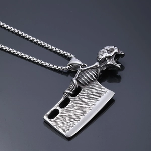Pendentif hachoir à crâne gothique en acier argenté vintage avec vue à 45 degrés